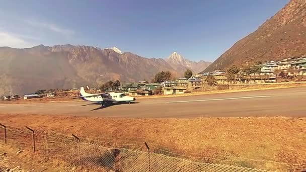 Lukla Nepal December 2017 Aircraft Kathmandu Arrives Airport Wild Himalayas — Stock Video