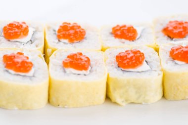 Sushi seti ve beyaz arka plan kompozisyon. Japon Gıda Restoran, sushi maki gunkan rulo levha veya plakalı ayarla.