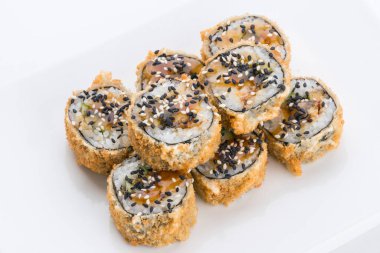Sushi seti ve beyaz arka plan kompozisyon. Japon Gıda Restoran, sushi maki gunkan rulo levha veya plakalı ayarla.