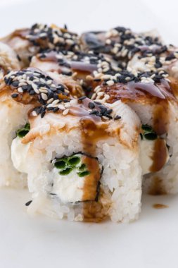 Sushi seti ve beyaz arka plan kompozisyon. Japon Gıda Restoran, sushi maki gunkan rulo levha veya plakalı ayarla.