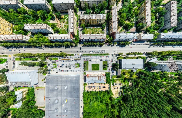Kesişen yollar, evler, binalar, parklar, otoparklar, köprüler olan havacılık şehri manzarası. Helikopter insansız hava aracı atışı. Geniş Panoramik resim.