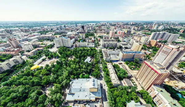 Luftaufnahme Der Stadt Mit Kreuzungen Und Straßen Häusern Gebäuden Parks Stockfoto