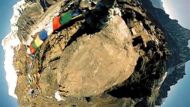 360 Gokyo Cima Montaña Bandera Budista Tibetana Oración Himalaya Salvaje — Vídeo de stock