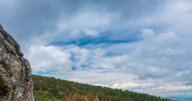 Dağ Gölü yaz ya da sonbahar zamanında zaman atlaması. Vahşi doğa ve kırsal alan. Hızlı bulutlar, yeşil çimenler ve dramatik gökyüzü. Motorlu doli kaydırma hareketi
