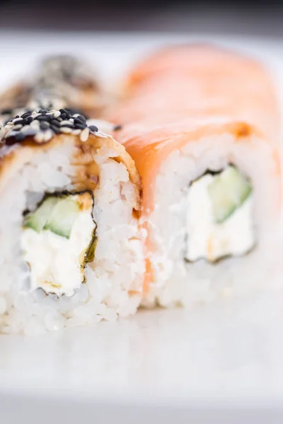 寿司集和组成在白色背景 日本食品餐厅 Gunkan 卷板或碟套 — 图库照片