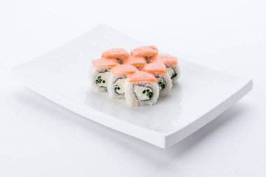 Sushi seti ve beyaz arka plan kompozisyon. Japon Gıda Restoran, sushi maki gunkan rulo levha veya plakalı ayarla.