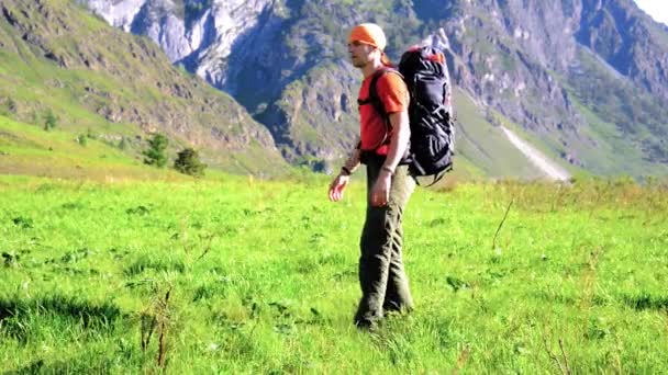 Fhd Hiking Man Walking Green Mountain Meadow Backpack Taking Rest — Stock Video