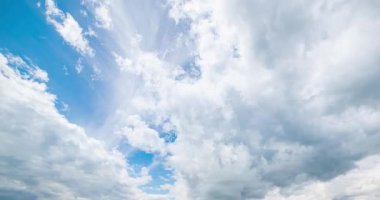 Yaz ya da sonbahar mevsiminde dağdaki çayır zaman atlaması. Vahşi doğa ve kırsal alan. Hızlı bulut hareketleri, yeşil çimenler ve güneş ışınları. Motorlu Panorama