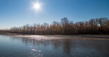 Dağ nehri zamanı yaz ya da sonbahar günbatımında azalır. Vahşi doğa, berrak su ve her zaman yeşil olan kırsal vadi. Güneş ışınları ve yoğun akşam sisi. Motorlu doli kaydırma hareketi