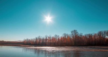 Dağ nehri zamanı yaz ya da sonbahar günbatımında azalır. Vahşi doğa, berrak su ve her zaman yeşil olan kırsal vadi. Güneş ışınları ve yoğun akşam sisi. Motorlu doli kaydırma hareketi