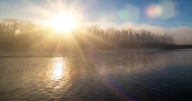 Dağ nehri zamanı yaz ya da sonbahar gündoğumunda azalır. Vahşi doğa, berrak su ve her zaman yeşil olan kırsal vadi. Güneş ışınları ve yoğun sabah sisi. Motorlu doli kaydırma hareketi