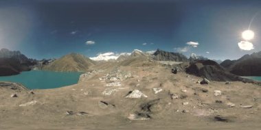 Kış mevsiminde 360 HD VR Gokyo Ri dağ gölü. Vahşi Himalayalar yüksek irtifa doğa ve dağ vadisi. Kayalık yamaçlar buzla kaplı.