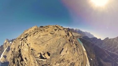 360 VR Gokyo Ri dağ tepesi. Tibet Budist bayrağı. Vahşi Himalayalar yüksek irtifa doğa ve dağ vadisi. Karla kaplı kayalık yamaçlar. Küçük gezegen dönüşümü.