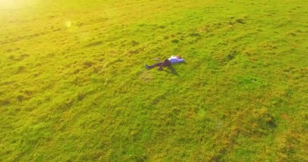 Aerial View Point Low Orbital Flight Man Lied Green Grass — Stock Video
