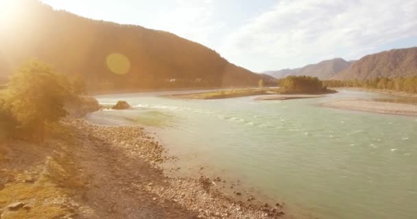 Punct Vedere Aerian Zbor Altitudine Joasă Peste Râul Munte Proaspăt — Videoclip de stoc