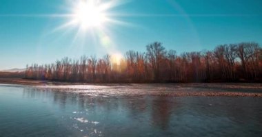 Dağ nehri zamanı yaz ya da sonbahar günbatımında azalır. Vahşi doğa, berrak su ve her zaman yeşil olan kırsal vadi. Güneş ışınları ve yoğun akşam sisi. Motorlu doli kaydırma hareketi