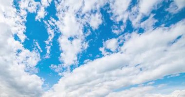 Yaz ya da sonbahar mevsiminde dağdaki çayır zaman atlaması. Vahşi doğa ve kırsal alan. Hızlı bulut hareketleri, yeşil çimenler ve güneş ışınları. Motorlu Panorama