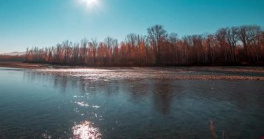 Dağ nehri zamanı yaz ya da sonbahar günbatımında azalır. Vahşi doğa, berrak su ve her zaman yeşil olan kırsal vadi. Güneş ışınları ve yoğun akşam sisi. Motorlu doli kaydırma hareketi