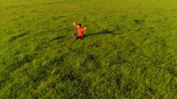 Uhd 4K航空视图 低空径向飞行飞越完美绿草运动瑜伽人 日落在山上 绿色的草地和地平线上的阳光 快速轨道运动 — 图库视频影像