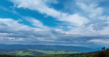 Dağ Gölü yaz ya da sonbahar zamanında zaman atlaması. Vahşi doğa ve kırsal alan. Hızlı bulutlar, yeşil çimenler ve dramatik gökyüzü. Motorlu doli kaydırma hareketi