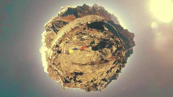 五行里山の頂上 チベットの祈りの仏教の旗 野生のヒマラヤの標高の高い自然と山の谷 岩の斜面は氷で覆われていた 小さな惑星の変容運動 — ストック動画