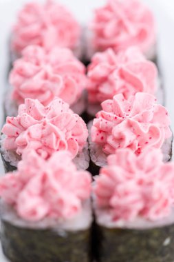 Sushi seti ve beyaz arka plan kompozisyon. Japon Gıda Restoran, sushi maki gunkan rulo levha veya plakalı ayarla.