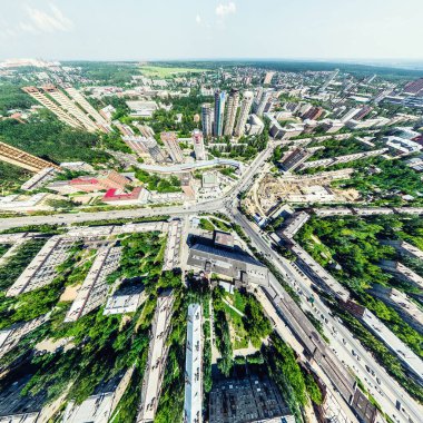 Kesişen yollar, evler, binalar, parklar, otoparklar, köprüler olan havacılık şehri manzarası. Helikopter insansız hava aracı atışı. Geniş Panoramik resim.