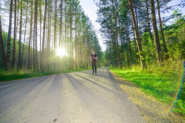 Koşan adam güzel bir yaz gününde şehir parkında koşuyor. Spor fitness modeli Kafkasya etnik köken eğitimi.