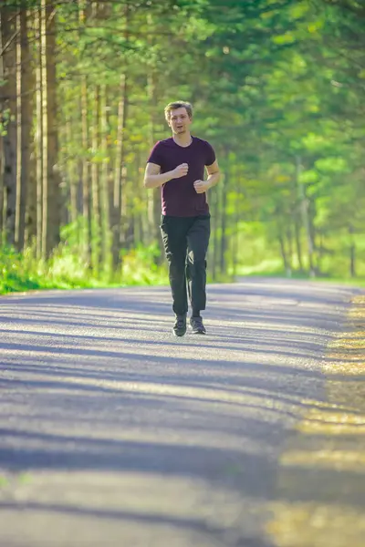 Біг Чоловіка Біжить Міському Парку Прекрасний Літній День Спортивна Фітнес Стокове Фото