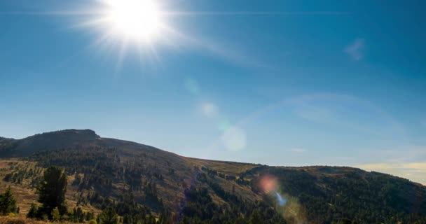 山湖时隔夏天或秋天 野生的自然和美丽的日落 云彩飘扬 暮色深沉 天空戏剧化 机动滑翔机 — 图库视频影像