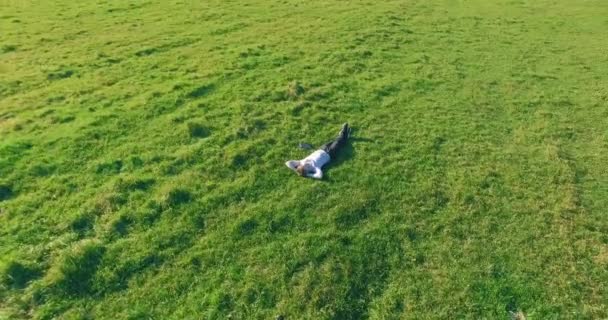Luftaufnahme Niedriger Orbitalflug Den Menschen Herum Lag Auf Grünem Gras — Stockvideo