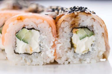 Sushi seti ve beyaz arka plan kompozisyon. Japon Gıda Restoran, sushi maki gunkan rulo levha veya plakalı ayarla.