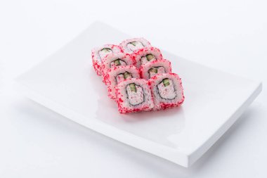 Sushi seti ve beyaz arka plan kompozisyon. Japon Gıda Restoran, sushi maki gunkan rulo levha veya plakalı ayarla.