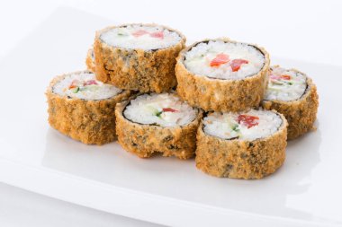 Sushi seti ve beyaz arka plan kompozisyon. Japon Gıda Restoran, sushi maki gunkan rulo levha veya plakalı ayarla.