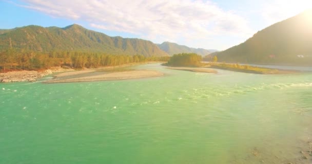 Aus Der Luft Tiefflug Über Einen Frischen Schnellen Gebirgsfluss Mit — Stockvideo