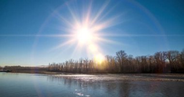 Dağ nehri zamanı yaz ya da sonbahar günbatımında azalır. Vahşi doğa, berrak su ve her zaman yeşil olan kırsal vadi. Güneş ışınları ve yoğun akşam sisi. Motorlu doli kaydırma hareketi