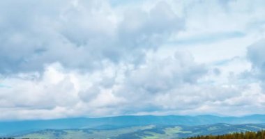 Dağ Gölü yaz ya da sonbahar zamanında zaman atlaması. Vahşi doğa ve kırsal alan. Hızlı bulutlar, yeşil çimenler ve dramatik gökyüzü. Motorlu doli kaydırma hareketi