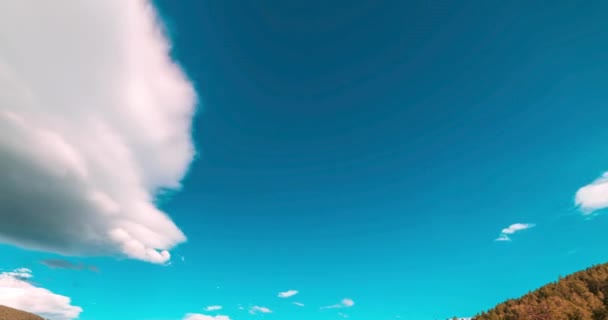 山の牧草地の時間は 夏や秋の時間での経過 野生の自然と農村のフィールド 雲の動き 緑の草や太陽の光線 電動パノラマ — ストック動画