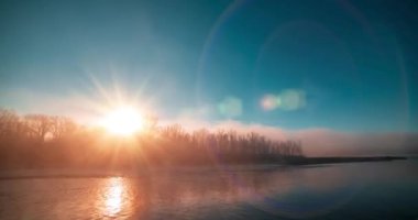 Dağ nehri zamanı yaz ya da sonbahar gündoğumunda azalır. Vahşi doğa, berrak su ve her zaman yeşil olan kırsal vadi. Güneş ışınları ve yoğun sabah sisi. Motorlu doli kaydırma hareketi