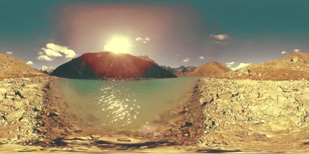360 Vr冬の季節に五湖里山湖 野生のヒマラヤの標高の高い自然と山の谷 氷で覆われた岩の斜面 — ストック動画