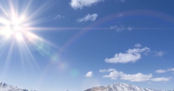 Güneş Hareketinin Uhd Zaman Dilimi Kristal Berrak Gökyüzünde Karlı Dağın — Stok video