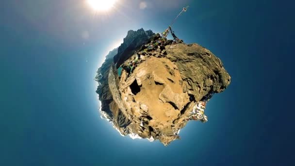 360 Gokyo Ri山顶 藏传佛教的旗帜 野生喜马拉雅山高海拔自然和高山山谷 被雪覆盖的岩石斜坡 微小的行星转变 — 图库视频影像