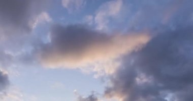 Sonbahar zamanı dağ çayırlarında destansı bulutların 4k UHD zaman çizelgesi. Kar fırtınası gökyüzü ile vahşi sonsuz doğa. Hızlı hareket