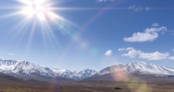 Güneş Hareketinin Uhd Zaman Dilimi Kristal Berrak Gökyüzünde Karlı Dağın — Stok video