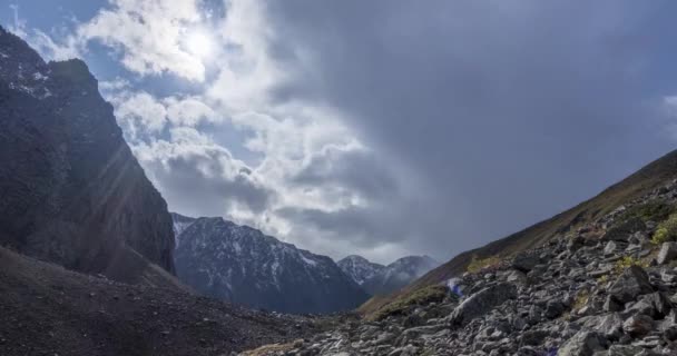 Yaz Sonbahar Zamanı Dağ Vadisi Ndeki Destansı Bulutların Uhd Zaman — Stok video