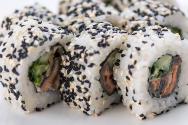 Sushi seti ve beyaz arka plan kompozisyon. Japon Gıda Restoran, sushi maki gunkan rulo levha veya plakalı ayarla.