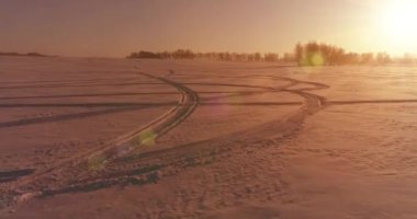 Arktik çayırlı soğuk kış manzarası, karla kaplı ağaçlar ve ufukta sabah güneşleri. Aşırı hava.