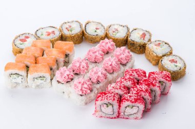 Sushi seti ve beyaz arka plan kompozisyon. Japon Gıda Restoran, sushi maki gunkan rulo levha veya plakalı ayarla.