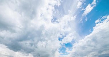 Yaz ya da sonbahar mevsiminde dağdaki çayır zaman atlaması. Vahşi doğa ve kırsal alan. Hızlı bulut hareketleri, yeşil çimenler ve güneş ışınları. Motorlu Panorama