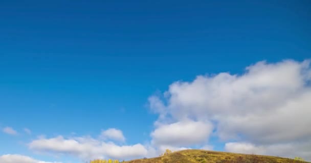 秋の日の出時に4Kの山の牧草地のタイムラプス 芝生のフィールド上の野生の自然と農村の干し草 夕方霧 太陽線や木 電動ドリルスライダー — ストック動画
